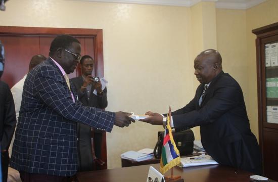 Le Ministre Henri Wanzet Linguissara réceptionne l’avant projet du code électoral 